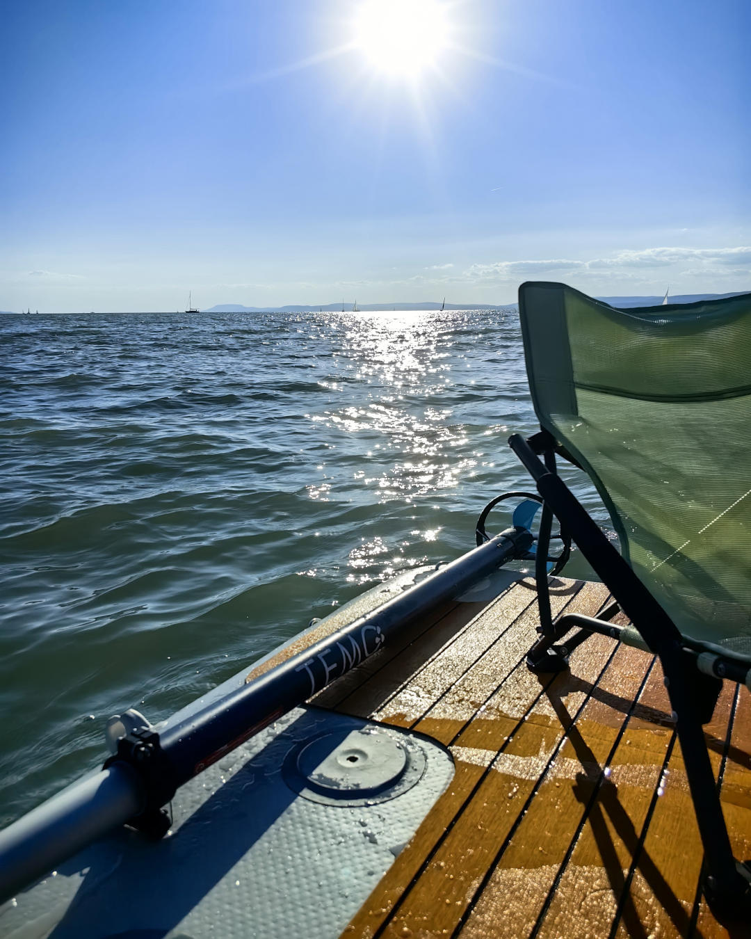 Kundenbild: TEMO-Halterung und Stuhl auf der yourFLOAT Plattform