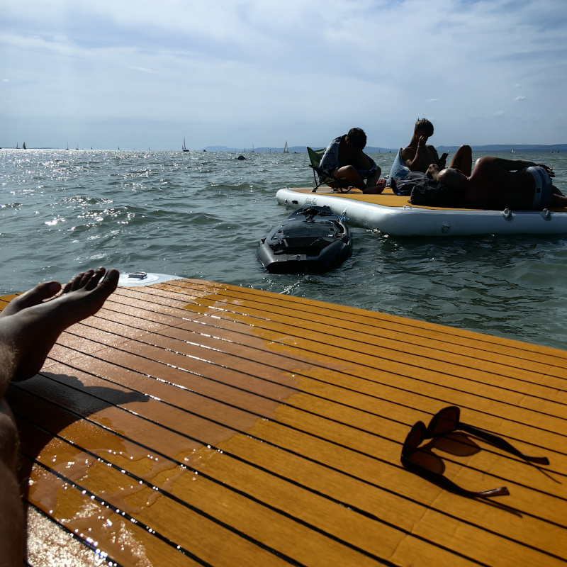 Kundenbild: yourFLOAT mit mehreren Personen und Board auf dem Wasser